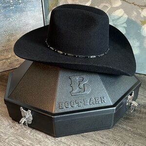 Cody James cowboy hat.   Size 7. Black wool blend